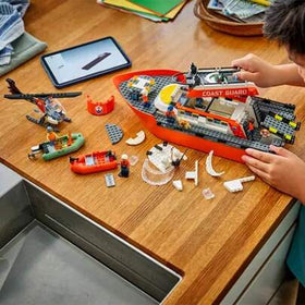 LEGO ألعاب بناء طقم إنقاذ قارب وطائرة هليكوبتر لحرس السواحل في مدينة ليغو - لعب تظاهري للأولاد والبنات، من عمر 7 سنوات فما فوق - مع 2 لعبة قارب إنقاذ، 5 شخصيات صغيرة وشكل كلب - فكرة هدية لأعياد الميلاد - 60504