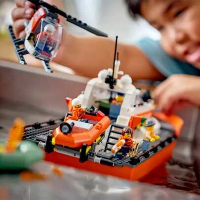 LEGO ألعاب بناء طقم إنقاذ قارب وطائرة هليكوبتر لحرس السواحل في مدينة ليغو - لعب تظاهري للأولاد والبنات، من عمر 7 سنوات فما فوق - مع 2 لعبة قارب إنقاذ، 5 شخصيات صغيرة وشكل كلب - فكرة هدية لأعياد الميلاد - 60504