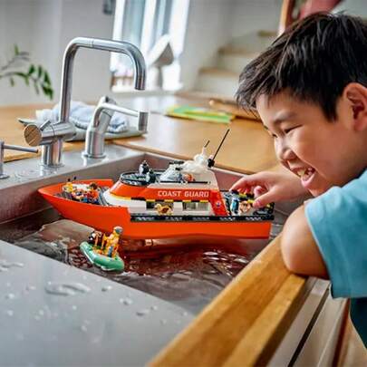 LEGO ألعاب بناء طقم إنقاذ قارب وطائرة هليكوبتر لحرس السواحل في مدينة ليغو - لعب تظاهري للأولاد والبنات، من عمر 7 سنوات فما فوق - مع 2 لعبة قارب إنقاذ، 5 شخصيات صغيرة وشكل كلب - فكرة هدية لأعياد الميلاد - 60504