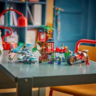 LEGO لعبة بناء سيارة نينجا وبيت الشجرة من ليغو نينجاغو للأولاد والبنات والأطفال من عمر 7 سنوات فما فوق - طقم لعب النينجا مع 5 شخصيات صغيرة ، دراجة نارية وطائرة هليكوبتر - فكرة هدية لأعياد الميلاد - 71857