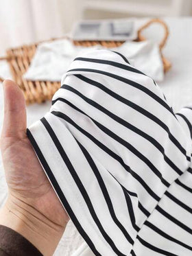 SHEIN 3 قطع مجموعة صيفية لطفل/طفلة تتكون من: ملابس علوية كم قصير مخطط، شورت خصر مطاطي، وشال، مناسبة لحفلات عيد الميلاد، الحفلات المسائية، الأداء، الزفاف، الاحتفال بالشهر الأول، المعمودية، وحفلات استقبال المولود الجديد