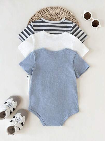 SHEIN 3 قطع بدلة رضيع ولد كاجوال جميلة بألوان صلبة ومخططة مع جيب وياقة طاقم، أكمام قصيرة، مناسبة للخروجات الربيعية/الصيفية، اللعب اليومي في الخارج، المنزل، مريحة ومتعددة الاستخدامات