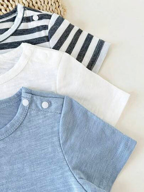SHEIN 3 قطع بدلة رضيع ولد كاجوال جميلة بألوان صلبة ومخططة مع جيب وياقة طاقم، أكمام قصيرة، مناسبة للخروجات الربيعية/الصيفية، اللعب اليومي في الخارج، المنزل، مريحة ومتعددة الاستخدامات