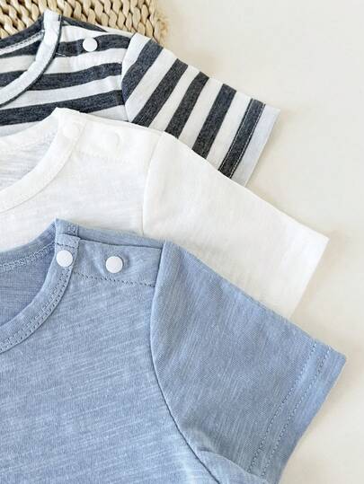 SHEIN 3 قطع بدلة رضيع ولد كاجوال جميلة بألوان صلبة ومخططة مع جيب وياقة طاقم، أكمام قصيرة، مناسبة للخروجات الربيعية/الصيفية، اللعب اليومي في الخارج، المنزل، مريحة ومتعددة الاستخدامات