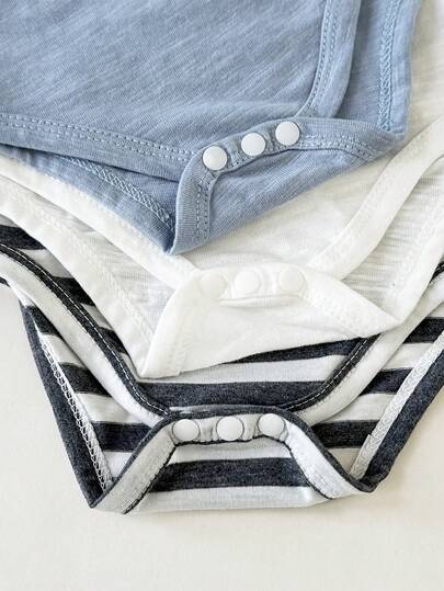 SHEIN 3 قطع بدلة رضيع ولد كاجوال جميلة بألوان صلبة ومخططة مع جيب وياقة طاقم، أكمام قصيرة، مناسبة للخروجات الربيعية/الصيفية، اللعب اليومي في الخارج، المنزل، مريحة ومتعددة الاستخدامات