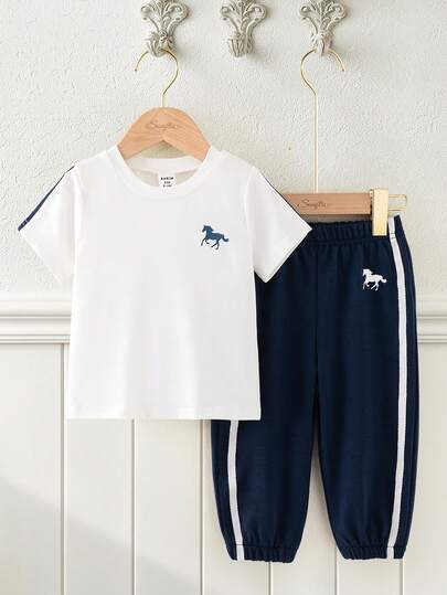 SHEIN Playful Pals مجموعة ملابس علوية وبنطلون قصير الأكمام للأطفال/الأولاد الرضع باللونين الأسود والأبيض، مزينة بشريط جانبي وطباعة الحصان، أنيقة وعصرية للارتداء في المنزل أو الخارج في الصيف