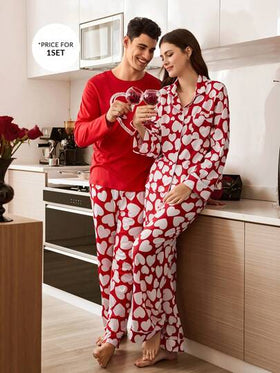 CoupledUp بيجامة رجالية بأكمام طويلة وبنطال، بتصميم قلب وكتابة إنجليزية بألوان متباينة لعيد الحب