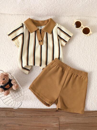 SHEIN Playful Pals ملابس أطفال رضع ذكور للربيع والصيف، قماش ذو ملمس نسيجي بخطوط باللون الخاكي، ذو ياقة على شكل حرف V مع طية صغيرة من نفس عائلة الألوان، ضروري للارتداء اليومي العادي والأنشطة المنزلية