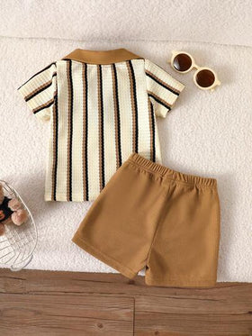 SHEIN Playful Pals ملابس أطفال رضع ذكور للربيع والصيف، قماش ذو ملمس نسيجي بخطوط باللون الخاكي، ذو ياقة على شكل حرف V مع طية صغيرة من نفس عائلة الألوان، ضروري للارتداء اليومي العادي والأنشطة المنزلية
