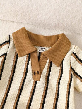 SHEIN Playful Pals ملابس أطفال رضع ذكور للربيع والصيف، قماش ذو ملمس نسيجي بخطوط باللون الخاكي، ذو ياقة على شكل حرف V مع طية صغيرة من نفس عائلة الألوان، ضروري للارتداء اليومي العادي والأنشطة المنزلية