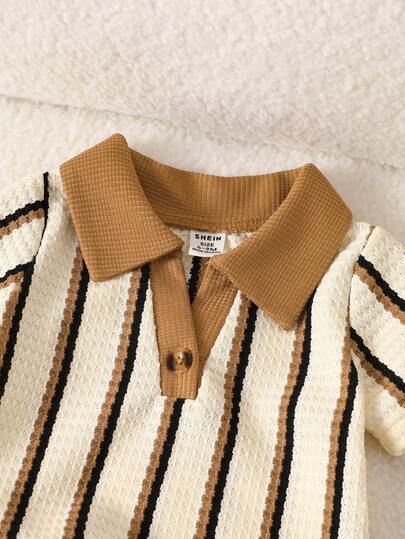 SHEIN Playful Pals ملابس أطفال رضع ذكور للربيع والصيف، قماش ذو ملمس نسيجي بخطوط باللون الخاكي، ذو ياقة على شكل حرف V مع طية صغيرة من نفس عائلة الألوان، ضروري للارتداء اليومي العادي والأنشطة المنزلية