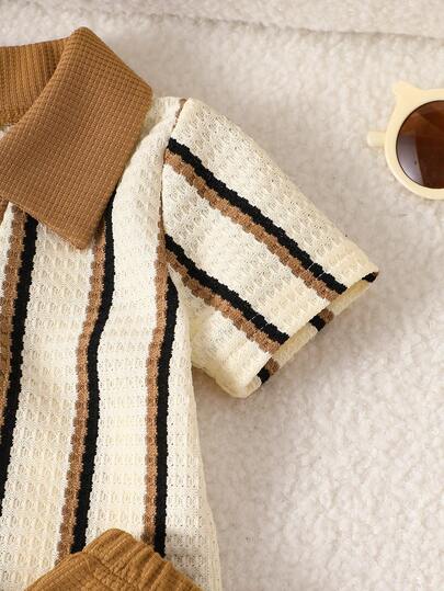 SHEIN Playful Pals ملابس أطفال رضع ذكور للربيع والصيف، قماش ذو ملمس نسيجي بخطوط باللون الخاكي، ذو ياقة على شكل حرف V مع طية صغيرة من نفس عائلة الألوان، ضروري للارتداء اليومي العادي والأنشطة المنزلية