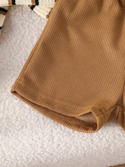 SHEIN Playful Pals ملابس أطفال رضع ذكور للربيع والصيف، قماش ذو ملمس نسيجي بخطوط باللون الخاكي، ذو ياقة على شكل حرف V مع طية صغيرة من نفس عائلة الألوان، ضروري للارتداء اليومي العادي والأنشطة المنزلية