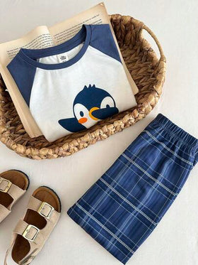 THE HAPPY LOOK مجموعة بقطعتين تتكون من ملابس علوية بأكمام راجلان بتصميم كرتوني لطفل صغير بطبعة البطريق وألوان متباينة، وبنطلون مربعات