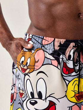 TOM & JERRY X SHEIN شورت كاجوال للرجال بخصر مرن ورسوم كرتونية، جيوب مائلة، فضفاض مناسب للشاطئ، صيفي
