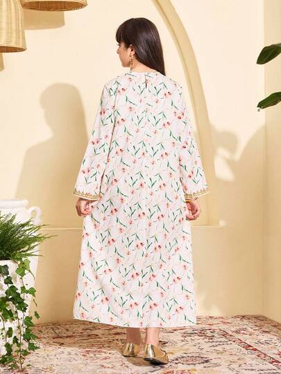 SHEIN فستان كاجوال تقليدي عربي/ للبنات الصغيرات، بنقشة زهور، وحواف مطرزة، وفستان ماكسي فضفاض، وقفطان ملون بأكمام طويلة