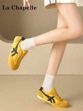 زوج من أحذية النساء من لا شابيل ذات الكعب السميك والرباط، أحذية كاجوال ذات قاع ناعم، أحذية منخفضة للخارج ذات كعب منخفض ولون أنيق، أحذية تنزه ناعمة القاع مناسبة لطالبات التقاط صور التخرج، أحذية رياضية جلدية منخفضة للنساء للتزلج