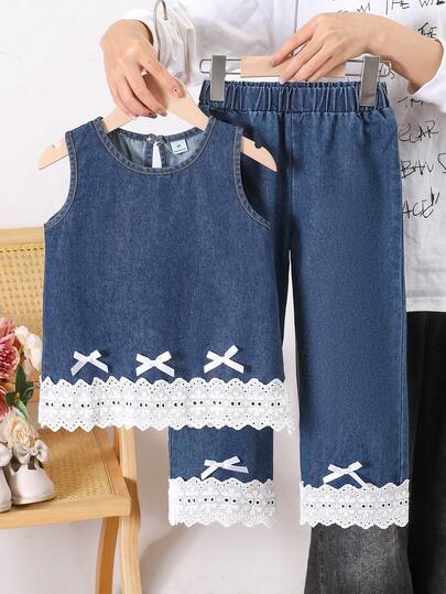 SHEIN بنات صغيرات ملابس علوية أبيض بطبعة الجنجام الزهرية وبنطلون جينز أزرق فاتح مع حافة مكسرة، طقم صيفي جميل وأنيق