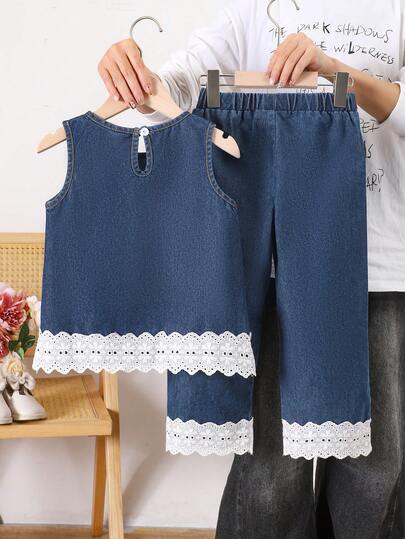 SHEIN بنات صغيرات ملابس علوية أبيض بطبعة الجنجام الزهرية وبنطلون جينز أزرق فاتح مع حافة مكسرة، طقم صيفي جميل وأنيق