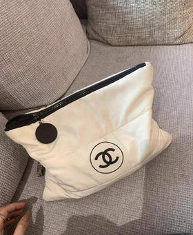 CHANEL حقيبة تخزين ناعمة مربعة بيج اللون، حقيبة مكياج، مزينة بطباعة دائرية ثلاثية الأبعاد بحرف C مزدوج، مع سحاب أسود وتفاصيل معلقة دائرية، سعة كبيرة لتخزين مستحضرات التجميل والعناية بالبشرة، محمولة وخفيفة الوزن، مناسبة للتنقل اليومي وترتيب المنزل والخروج