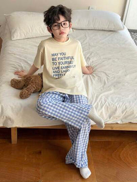 Dazy Kids طقم بيجامة مكون من ملابس علوية كم قصير مطبوع عليها شعار وبنطلون مربعات للأولاد المراهقين