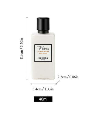 Hermès زجاجة بجسم أبيض وإطار أسود، زجاجة مربعة الشكل بغطاء برغي أسود، زجاجة مطبوع عليها تفاصيل نصية راقية، كريم ترطيب وتغذية للجسم، مناسب للعناية اليومية بالبشرة وكهدية في فصلي الخريف والشتاء.