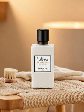 Hermès زجاجة بجسم أبيض وإطار أسود، زجاجة مربعة الشكل بغطاء برغي أسود، زجاجة مطبوع عليها تفاصيل نصية راقية، كريم ترطيب وتغذية للجسم، مناسب للعناية اليومية بالبشرة وكهدية في فصلي الخريف والشتاء.