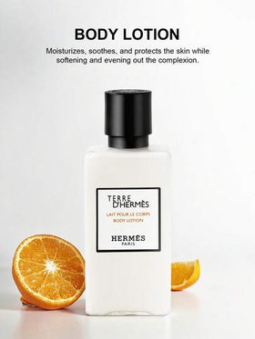 Hermès زجاجة بجسم أبيض وإطار أسود، زجاجة مربعة الشكل بغطاء برغي أسود، زجاجة مطبوع عليها تفاصيل نصية راقية، كريم ترطيب وتغذية للجسم، مناسب للعناية اليومية بالبشرة وكهدية في فصلي الخريف والشتاء.