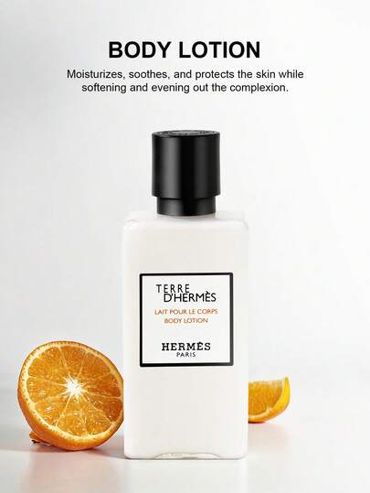Hermès زجاجة بجسم أبيض وإطار أسود، زجاجة مربعة الشكل بغطاء برغي أسود، زجاجة مطبوع عليها تفاصيل نصية راقية، كريم ترطيب وتغذية للجسم، مناسب للعناية اليومية بالبشرة وكهدية في فصلي الخريف والشتاء.