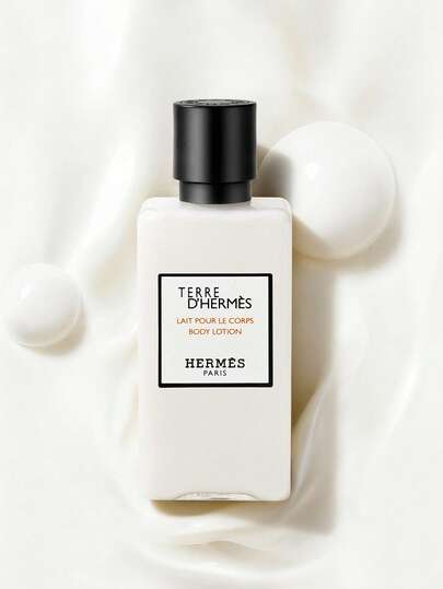 Hermès زجاجة بجسم أبيض وإطار أسود، زجاجة مربعة الشكل بغطاء برغي أسود، زجاجة مطبوع عليها تفاصيل نصية راقية، كريم ترطيب وتغذية للجسم، مناسب للعناية اليومية بالبشرة وكهدية في فصلي الخريف والشتاء.