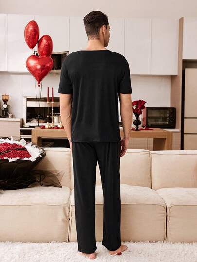 CoupledUp طقم ملابس رياضية كاجوال للرجال، ملابس علوية بياقة مستديرة مطبوع عليها حرف وبنطلون قصير الأكمام