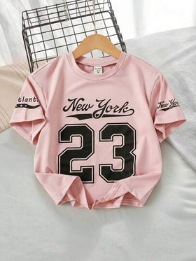 SHEIN Genkimix Kids قميص تي شيرت قصير الأكمام بطباعة أرقام وحروف وردي وأسود، ملابس رياضية كاجوال للبنات، مناسب للربيع/الصيف/الخريف/الشتاء