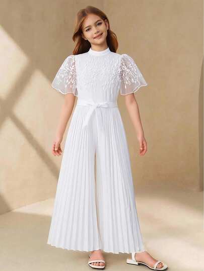 SHEIN جمبسوت أنيقة للفتيات بتصميم بسيط مع تطريز دانتيل، ملابس علوية قصيرة الأكمام مع تطريز دانتيل أبيض وبنطال مطوي، مناسبة للارتداء اليومي أو للذهاب إلى العمل في فصلي الربيع والخريف