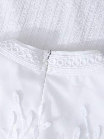 SHEIN جمبسوت أنيقة للفتيات بتصميم بسيط مع تطريز دانتيل، ملابس علوية قصيرة الأكمام مع تطريز دانتيل أبيض وبنطال مطوي، مناسبة للارتداء اليومي أو للذهاب إلى العمل في فصلي الربيع والخريف