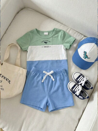 SHEIN Playful Pals مجموعة قميص وشورت للأطفال الرضع والصغار من 0-3 سنوات، قطعتان، بتصميم ألوان متباينة وطباعة حرف وديناصور، رقبة دائرية وأكمام قصيرة، وشورت بخصر مطاطي، مناسب للاستخدام اليومي العادي للأطفال، ملابس أطفال صيفية، ملابس أولاد رضع