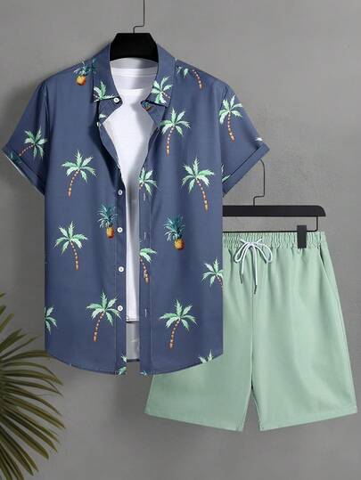 Manfinity Swimmode قميص أكمام قصيرة مطبوع بأشجار النخيل والأناناس وشورت بخصر مرن للرجال بمقاسات كبيرة، طقم للعطلات الصيفية والشاطئ