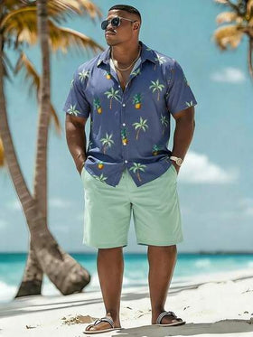 Manfinity Swimmode قميص أكمام قصيرة مطبوع بأشجار النخيل والأناناس وشورت بخصر مرن للرجال بمقاسات كبيرة، طقم للعطلات الصيفية والشاطئ