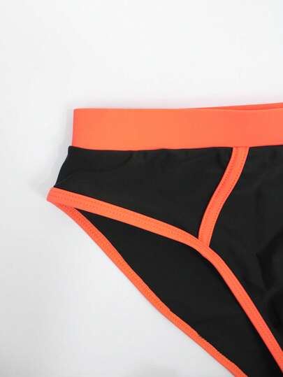 Manfinity Swimmode شورت سباحة مثلث مع خطوط ملونة للرجال للصيف والعطلات الشاطئية