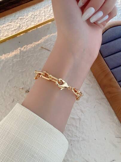 ساعة يد نسائية كوارتز مربعة ذهبية اللون، مصممة بشكل أنيق وعصري، مناسبة للاستخدام اليومي والمناسبات كهدايا عيد الميلاد أو التخرج أو التجمعات الرسمية