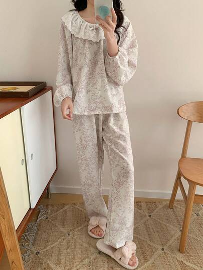 SHEIN Vintaside Kids طقم بيجامة للمراهقات مكون من ملابس علوية بأكمام فانوس مزخرفة بطبعات زهرية وتريم كشكش وبنطلون، مناسب للربيع والخريف
