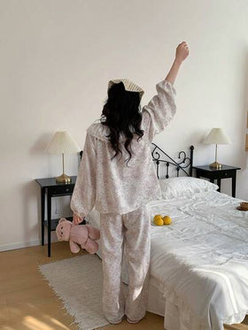 SHEIN Vintaside Kids طقم بيجامة للمراهقات مكون من ملابس علوية بأكمام فانوس مزخرفة بطبعات زهرية وتريم كشكش وبنطلون، مناسب للربيع والخريف
