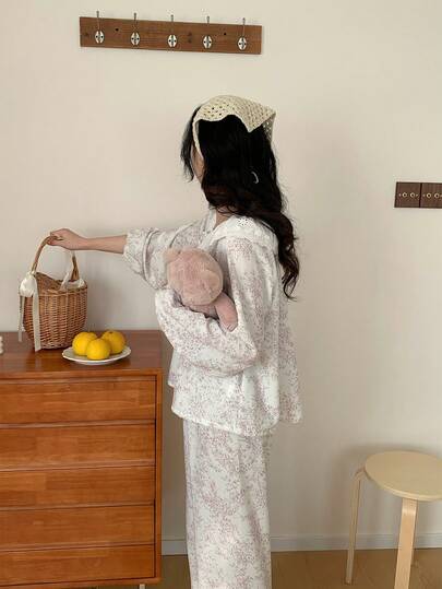 SHEIN Vintaside Kids طقم بيجامة للمراهقات مكون من ملابس علوية بأكمام فانوس مزخرفة بطبعات زهرية وتريم كشكش وبنطلون، مناسب للربيع والخريف