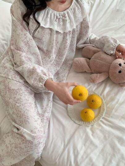 SHEIN Vintaside Kids طقم بيجامة للمراهقات مكون من ملابس علوية بأكمام فانوس مزخرفة بطبعات زهرية وتريم كشكش وبنطلون، مناسب للربيع والخريف