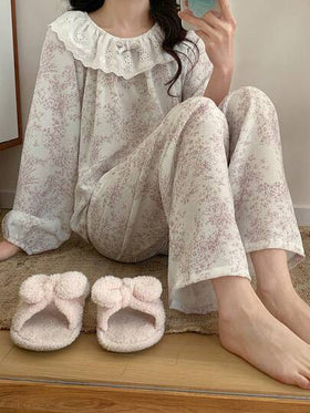 SHEIN Vintaside Kids طقم بيجامة للمراهقات مكون من ملابس علوية بأكمام فانوس مزخرفة بطبعات زهرية وتريم كشكش وبنطلون، مناسب للربيع والخريف