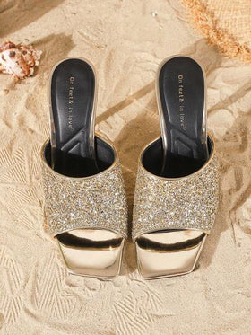 On feet& in love صندل نسائي أنيق ذو فتحة مربعة للأصابع مزين بشرائط من الترتر، مناسب للارتداء مع الفساتين وكعب رفيع