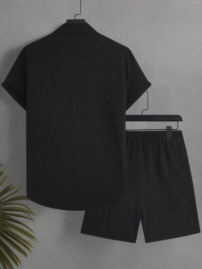 Manfinity Swimmode بدلة شاطئ مكونة من قميص أكمام قصيرة لون سادة وشورت للرجال كبار الحجم
