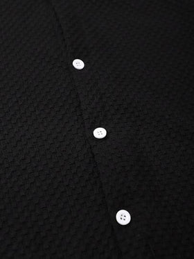 Manfinity Swimmode بدلة شاطئ مكونة من قميص أكمام قصيرة لون سادة وشورت للرجال كبار الحجم