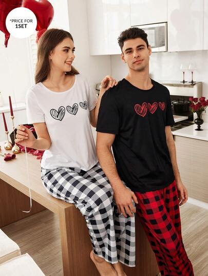 CoupledUp طقم بيجامة رجالي كاجوال بتصميم قلب أسود على ملابس علوية كم قصير وبنطال مربعات أحمر وأسود