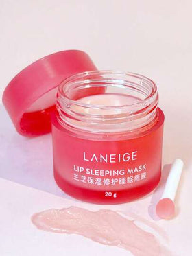 Laneige قناع نوم الشفاه بالتوت، 20 جرام، إصلاح مكثف طوال الليل، ترطيب عميق، تقليل خطوط الشفاه، تحسين الشفاه الجافة والمتقشرة. مدعم بفيتامين سي ومضادات الأكسدة لتنقية لون الشفاه. يحافظ على الرطوبة والمغذيات، ويمنع الجفاف الليلي. ملمس جيلي وردي، مرطب وغير ل