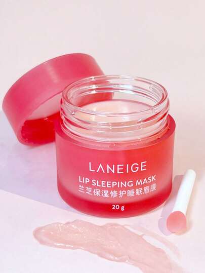Laneige قناع نوم الشفاه بالتوت، 20 جرام، إصلاح مكثف طوال الليل، ترطيب عميق، تقليل خطوط الشفاه، تحسين الشفاه الجافة والمتقشرة. مدعم بفيتامين سي ومضادات الأكسدة لتنقية لون الشفاه. يحافظ على الرطوبة والمغذيات، ويمنع الجفاف الليلي. ملمس جيلي وردي، مرطب وغير ل